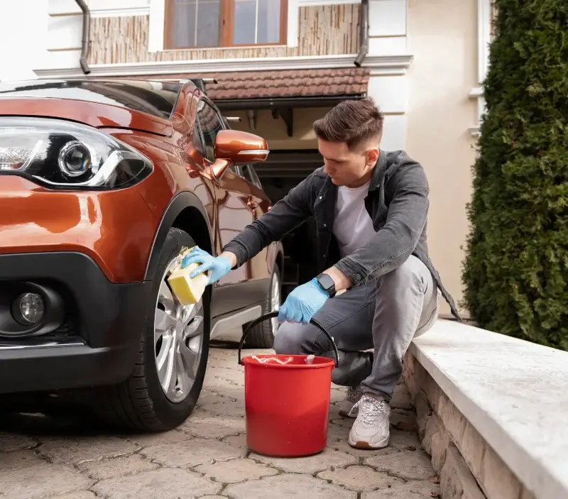 Lavage auto à domicile Le Castelet : professionnel intervenant sur un véhicule